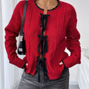 Essnce cardigan de punto con cuello redondo rojo, con adorno de lazo de encaje negro para mujer