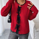 Essnce cardigan de punto con cuello redondo rojo, con adorno de lazo de encaje negro para mujer