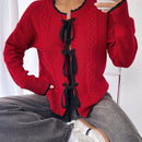 Essnce cardigan de punto con cuello redondo rojo, con adorno de lazo de encaje negro para mujer
