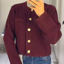 Essnce cardigan corto de punto liso y casual de color rojo burdeos, estilo de aguja gruesa para mujer. cardigan corto de mujer con estilo "old money", diseno de boton metalico y abertura oblicua.