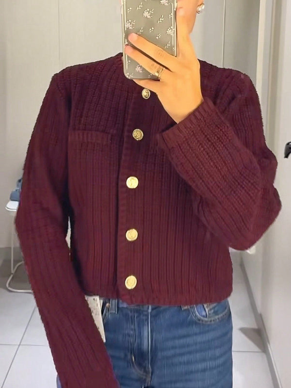 Essnce cardigan corto de punto liso y casual de color rojo burdeos, estilo de aguja gruesa para mujer. cardigan corto de mujer con estilo "old money", diseno de boton metalico y abertura oblicua.