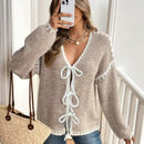 Frenchy cardigan casual de mujer con mangas largas, hombros caidos y cuello con ribete de contraste en blanco