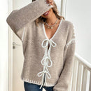 Frenchy cardigan casual de mujer con mangas largas, hombros caidos y cuello con ribete de contraste en blanco