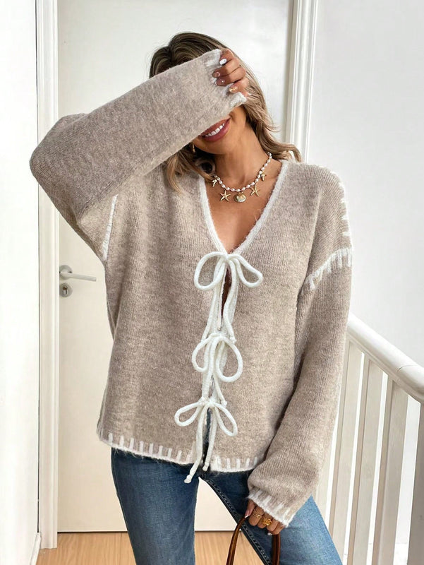 Frenchy cardigan casual de mujer con mangas largas, hombros caidos y cuello con ribete de contraste en blanco