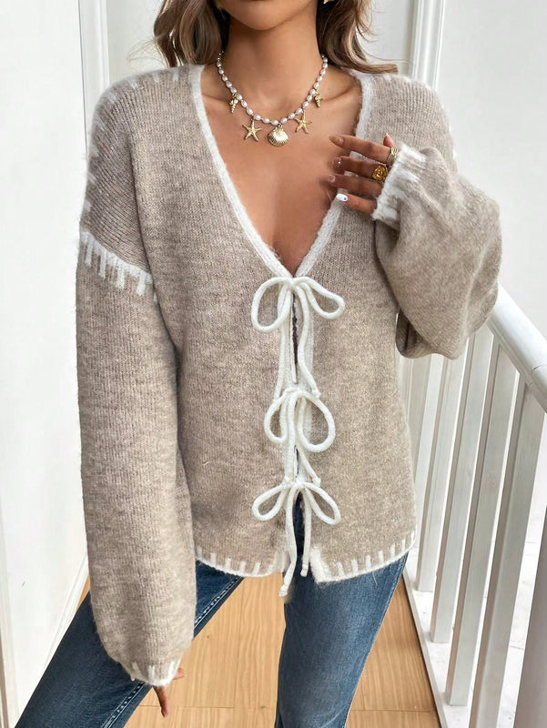 Frenchy cardigan casual de mujer con mangas largas, hombros caidos y cuello con ribete de contraste en blanco