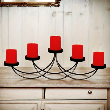 Cinco Soportes de Velas Negras, Soportes de Velas de Metal con un Tema de Hogar, Acabados con Pintura, Adecuados para Instalación en Mesas, Decoración Elegante para Comedores y Salas de Estar.