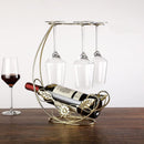 Soporte de botella de vino vintage y vaso con diseño metálico ornamentado - Alberga 1 botella y 4 vasos con tallo, ideal para decoración del hogar, fiestas y regalos de vacaciones, decoración de botella de vino.