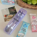 Juego de Cubiertos de Acero Inoxidable de Sanrio con Dibujos Animados 2pcs - Tenedor y Cuchara Portátiles con Mangos de Personajes Adorables para Uso en la Comida y la Cocina