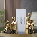 Elegantes sujetalibros abstractos en tono dorado minimalista: Ideal para decorar la oficina en casa o la sala de estar