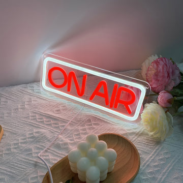 Luz de neón GOZYE On Air - Decoración de pared LED regulable para transmisiones en vivo, podcasts, bares, clubes y estudios - Alimentado por USB, fácil de instalar, marco blanco con resplandor rojo, ideal para discotecas y cuevas de hombres, luces de neó