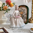 Elegante Figurita de Cerámica Hecha a Mano que Sostiene Rosas - Estilo Europeo Vintage, Ideal para Decoración del Hogar, Bodas y Regalos, Perfecta para el Día de la Madre, San Valentín y Cumpleaños, Decoraciones de Bodas