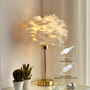 1pc Lámpara de Plumas Artificiales Blancas, Elegante y Dorada con Pantalla Tejida en Tela, Cuerpo de Hierro Alimentación USB Baja Voltaje, Compatible con Bombilla E26 DC5V, Decoración Romántica para Salón, Pasillo o Habitación, Ideal para Hoteles, Cafés