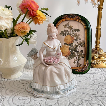 Elegante Figurita de Cerámica Hecha a Mano que Sostiene Rosas - Estilo Europeo Vintage, Ideal para Decoración del Hogar, Bodas y Regalos, Perfecta para el Día de la Madre, San Valentín y Cumpleaños, Decoraciones de Bodas