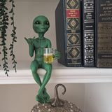 Estatuilla Divertida de Alien Bebiendo Cerveza - Figura Humorística en Resina Verde con Símbolo de Paz y Jarra, Decoración para Escritorio o Estantería para Fans de Ciencia Ficción, Regalo de Pascua, Arte Murales Artesanal, Artículo Novedoso y Juguetón