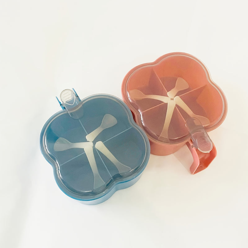 [1pc Organizador de especias de 4 compartimentos] Un organizador de especias de cuatro compartimentos para uso doméstico, con tapa y cuchara para condimentos de cocina.