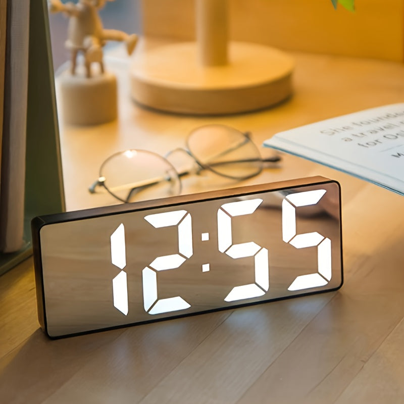 1pc Reloj despertador de mesa con espejo LED moderno, pantalla digital con función de repetición, reloj de escritorio rectangular con alimentación USB con marco de plástico, luz nocturna para decoración de dormitorio y oficina, ≤36V