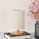 Linterna de escritorio estilo nórdico moderno con tela de lino, luz cálida y ambiental, base de madera, alimentación USB - ideal para decoración del hogar y sala