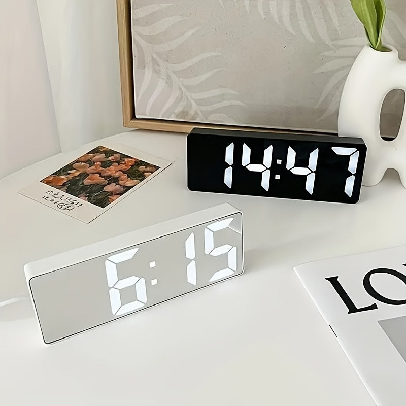 1pc Reloj despertador de mesa con espejo LED moderno, pantalla digital con función de repetición, reloj de escritorio rectangular con alimentación USB con marco de plástico, luz nocturna para decoración de dormitorio y oficina, ≤36V