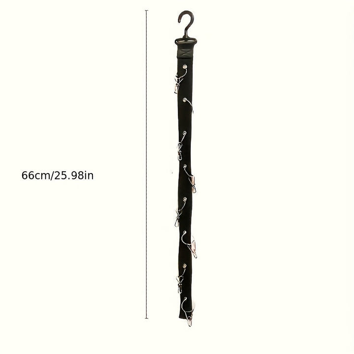 Una caja de almacenamiento para gorras de béisbol con clips, con ocho clips y capacidad para sostener 16 gorras en un estante, junto con ganchos para colgar gorras.