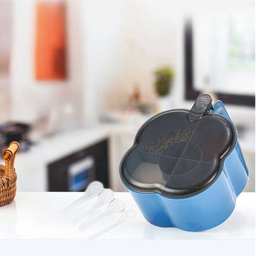 [1pc Organizador de especias de 4 compartimentos] Un organizador de especias de cuatro compartimentos para uso doméstico, con tapa y cuchara para condimentos de cocina.