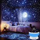 Un proyector que muestra un cielo estrellado, con luna y estrellas, funciona mediante USB, tiene una lámpara que gira 360°, ofrece varias opciones de color y es perfecto como regalo para adolescentes y adultos en diferentes celebraciones, ideal para deco