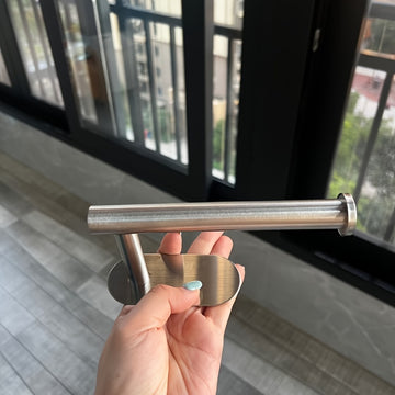 Soporte para papel higiénico de acero inoxidable cepillado plateado, con adhesivo para instalación sin perforaciones, porta rollos de baño montado en la pared, un regalo ideal para Navidad y Halloween