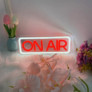 Luz de neón GOZYE On Air - Decoración de pared LED regulable para transmisiones en vivo, podcasts, bares, clubes y estudios - Alimentado por USB, fácil de instalar, marco blanco con resplandor rojo, ideal para discotecas y cuevas de hombres, luces de neó