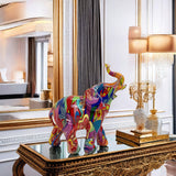 Una estatua de resina de un elefante que simboliza la buena suerte, adecuada para decorar salones, dormitorios, entradas, armarios de TV, armarios de vino y oficinas.