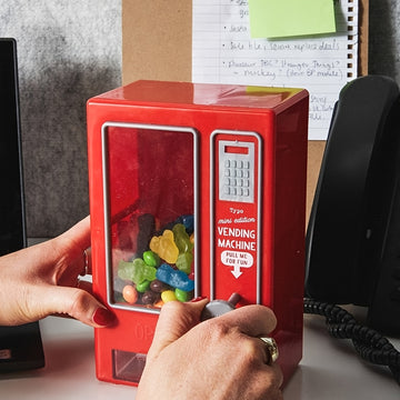 1pc Máquina de dulces manual roja, sin batería ni electricidad necesaria, máquina retro mini para vender golosinas, accesorio ideal para la cocina y regalo perfecto para jóvenes