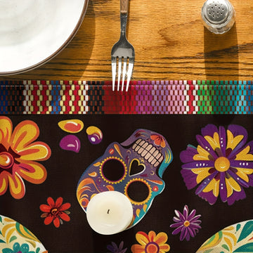 Mantel individual del Día de Muertos mexicano: Flores festivas y calaveras de azúcar decoran su hogar para el Día de los Muertos - Disponible en 5 tamaños