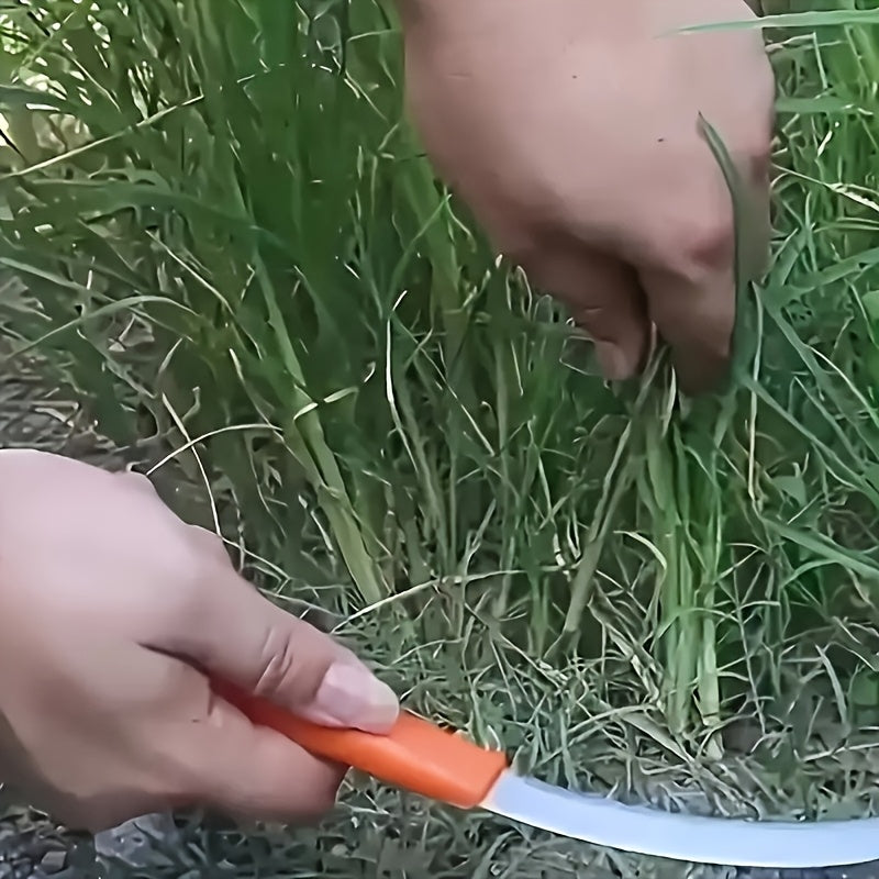 Un juego de dos tijeras de jardinería de acero de alta resistencia con cuchillas dentadas, con asas de plástico naranja y cuchillas de metal amarillo - Perfectas para el cuidado del césped al aire libre, la eliminación de malezas y el recorte.