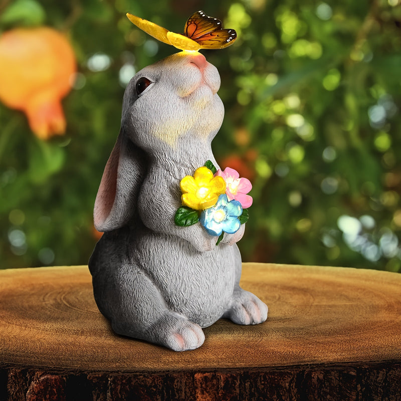Una estatua de conejo decorativa para exteriores con luces de mariposa solares, perfecta para decoración de jardín, adecuada para patios, balcones y jardines - un regalo de bienvenida a casa único.