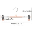 El producto cuenta con una entrada de moldeado por inyección normal en un paquete de 10, incluyendo clips de colgar pantalones retráctiles para uso doméstico, perchas JK sin huella para colección de ropa y clips de acero inoxidable para faldas, que sirve