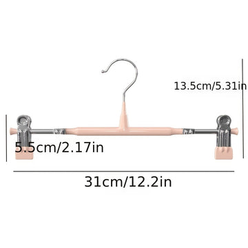 El producto cuenta con una entrada de moldeado por inyección normal en un paquete de 10, incluyendo clips de colgar pantalones retráctiles para uso doméstico, perchas JK sin huella para colección de ropa y clips de acero inoxidable para faldas, que sirve