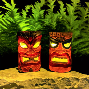 XXOASIS Luz de Estatua Tiki con Energía Solar - Diseño de Tótem Hawaiano con Ojos Luminosos, Decoración de Jardín en Resina Roja y Negra para Césped, Patio, Porche, Estanque y Ocasiones Festivas, Regalo de Iluminación Exterior Recargable, Decoraciones pa