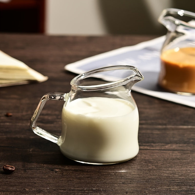 1 jarrita de vidrio mini con pico inclinado - apta para microondas, taza reutilizable para café, salsas, miel y jarabe - ideal para uso en casa y restaurante, resistente al calor, duradera y fácil de limpiar