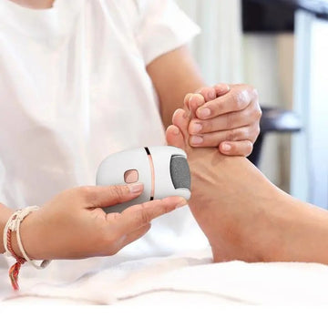 Rasuradora eléctrica para pies con 3 cabezas para eliminar la luz muerta, el cuidado y la belleza de los pies - Ideal para adultos, uso en viajes domésticos, regalo perfecto para cumpleaños o Navidad, herramienta de cuidado de pies | Rasuradora moderna p