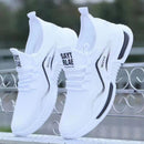 Zapatillas de Malla Transpirables para Hombres y Mujeres con Suela Antideslizante, Confort Acolchado & Cobertura Completa del Pie (39-44) - Zapatillas Bajas Ligeras para Senderismo, Gimnasio, Correr, Uso Casual - Diseño de Letras en Blanco/ y Bloques de