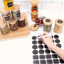 Un juego de 12 frascos de vidrio para especias, cada uno con una capacidad de 250 ml, con tapas y etiquetas de bambú, adecuado para almacenar especias, sellar alimentos y organizar condimentos de cocina.