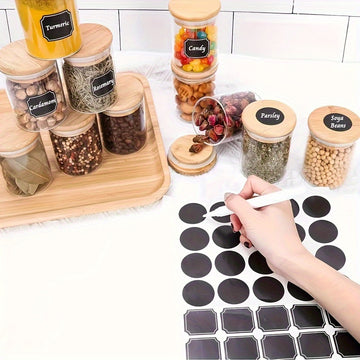 Un juego de 12 frascos de vidrio para especias, cada uno con una capacidad de 250 ml, con tapas y etiquetas de bambú, adecuado para almacenar especias, sellar alimentos y organizar condimentos de cocina.