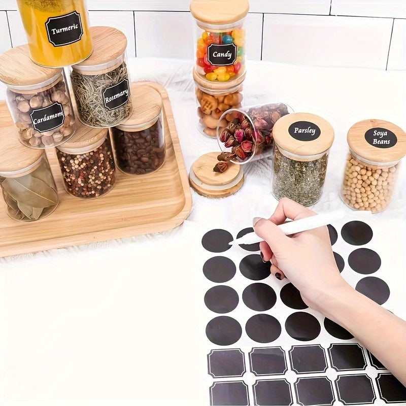 Un juego de 12 frascos de vidrio para especias, cada uno con una capacidad de 250 ml, con tapas y etiquetas de bambú, adecuado para almacenar especias, sellar alimentos y organizar condimentos de cocina.