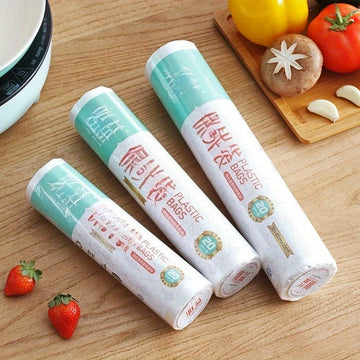 Un rollo de aproximadamente 200 bolsas con cierre a presión para almacenamiento de alimentos; ideales para contacto alimentario, transporte temporal y almacenamiento esencial en la cocina