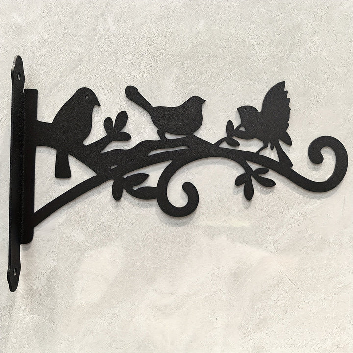 2 piezas de colgadores de plantas de metal negro con diseño de 3 pájaros y hojas - Ganchos de montaje en pared de alta resistencia para canastas de flores al aire libre, luces solares, comederos de pájaros - Instalación fácil, no se necesita batería, col