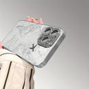 Fundas de Teléfono TPU Electroplateadas con Patrón Creativo de Vuelo en Mapa Gris y Protección para Lente para iPhone 16/16Pro/16ProMax/16Plus/16e, 15/15Plus/15Pro/15ProMax, 14/14Plus/14Pro/14ProMax, 13/13Pro/13ProMax, 12/12Pro/12ProMax, 11/11Pro/11ProMa