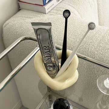 1pc Elegante Soporte para Cepillos de Dientes de Cerámica en Forma de Corazón - Elegante Negro y Blanco, Diseño Independiente para Almacenamiento en el Tocador de Baño de Parejas, Perfecto para Cepillos de Dientes y Pequeños Accesorios
