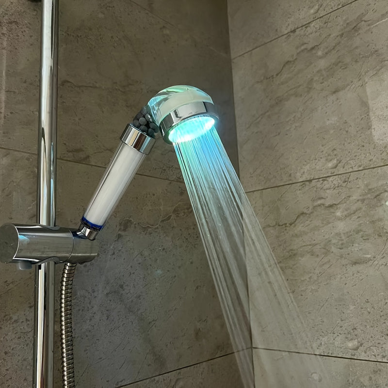 Una luz LED que genera energía a partir del flujo de agua, con luces intermitentes de colores, un ducho portátil, filtración de calidad del agua y viene con tres cartuchos de filtro, un regalo de Año Nuevo sin batería.