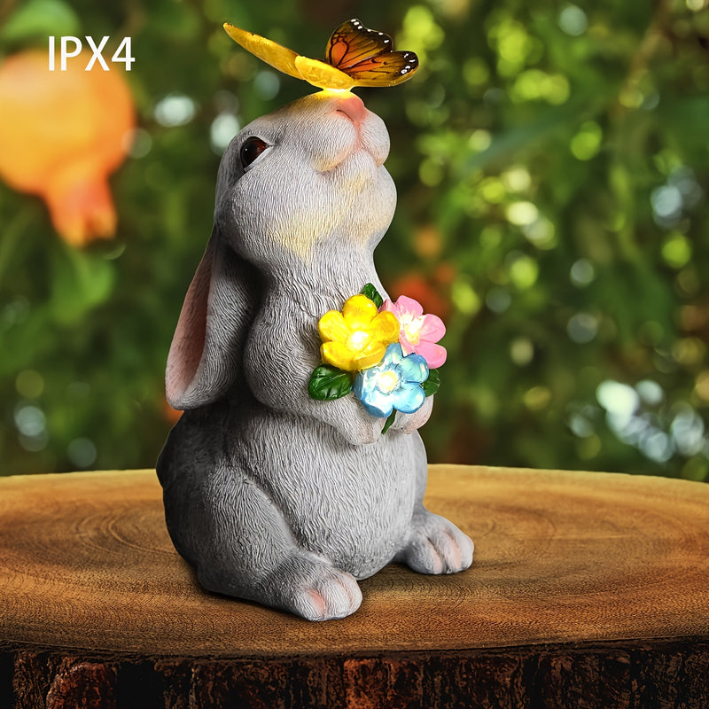 Una estatua de conejo decorativa para exteriores con luces de mariposa solares, perfecta para decoración de jardín, adecuada para patios, balcones y jardines - un regalo de bienvenida a casa único.