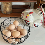 Cesta de huevos de alambre de metal cerámico rústico con tapa - Organizador de almacenamiento de cocina multifuncional para frutas y verduras, decoración duradera y elegante con diseño floral, soporte de huevos para refrigerador.