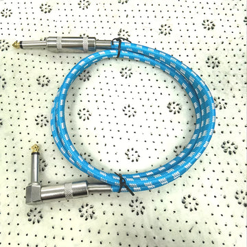 Un cable de audio grueso de 6,35 mm con un conector de ángulo derecho a un conector recto de 6,35 mm.