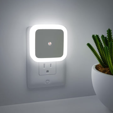 1 lámpara LED inteligente para la noche, luz nocturna para enchufar en la pared, se enciende y apaga automáticamente, ideal para dormitorio, baño, pasillo y cocina